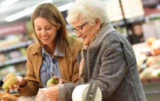 Hauswirtschaft Hilfe für ältere Frau beim Einkaufen